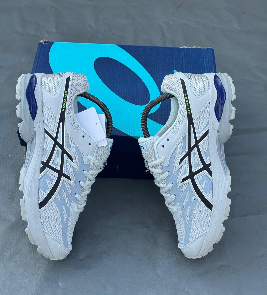 Chaussures de course Asics blanches