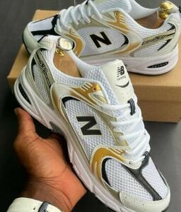 Baskets de sport blanches et dorées