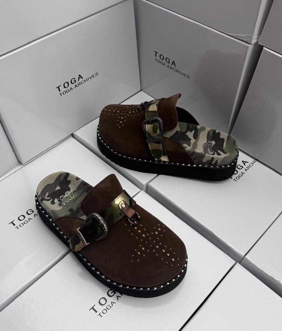 Sabots en cuir marron Toga