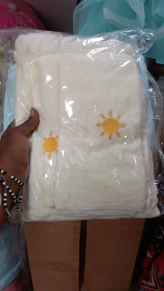 Serviettes de bain brodées