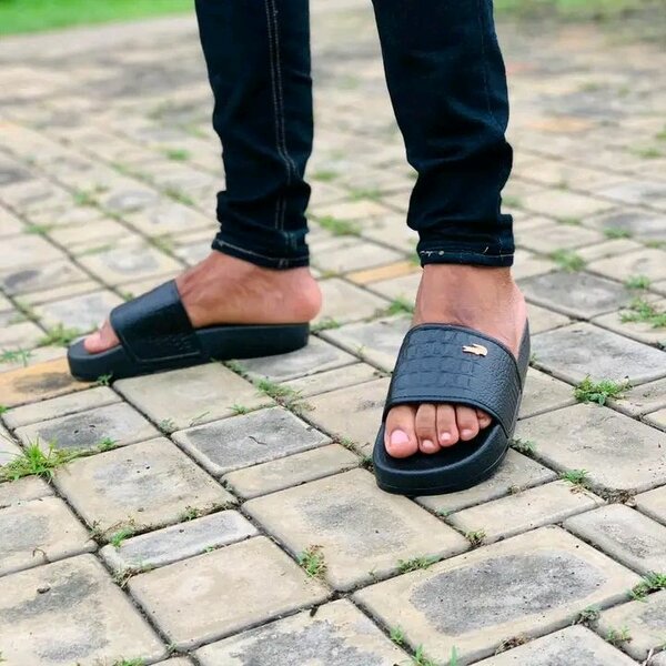 Claquettes noires élégantes homme