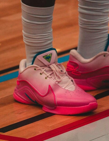 Baskets roses futuristes