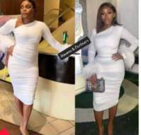 Robe moulante blanche à manches longues et plumes