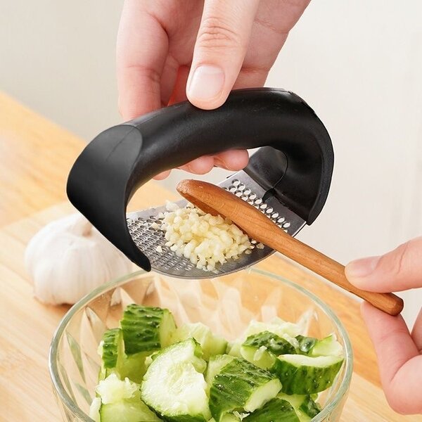 Garlic crusher