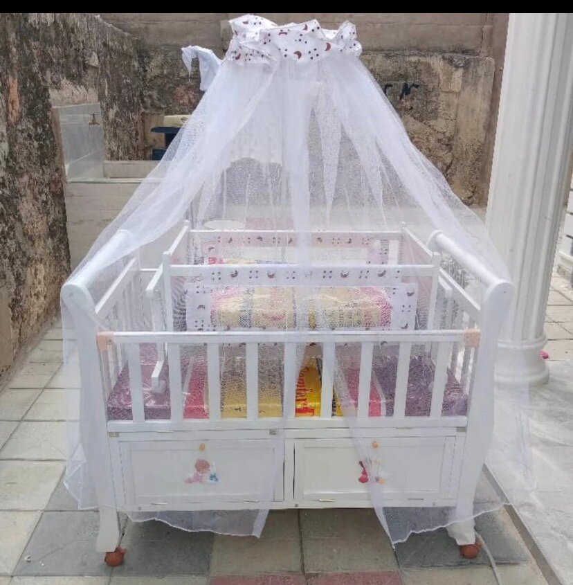 Lit bébé en bois avec baldaquin