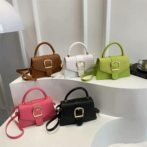 Sac à main élégant avec poignée dorée