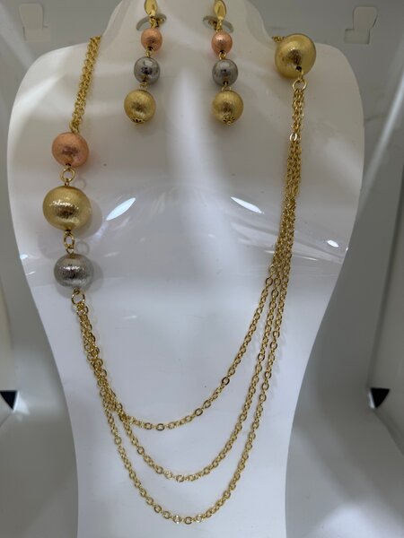 Collier et boucles d'oreilles élégants