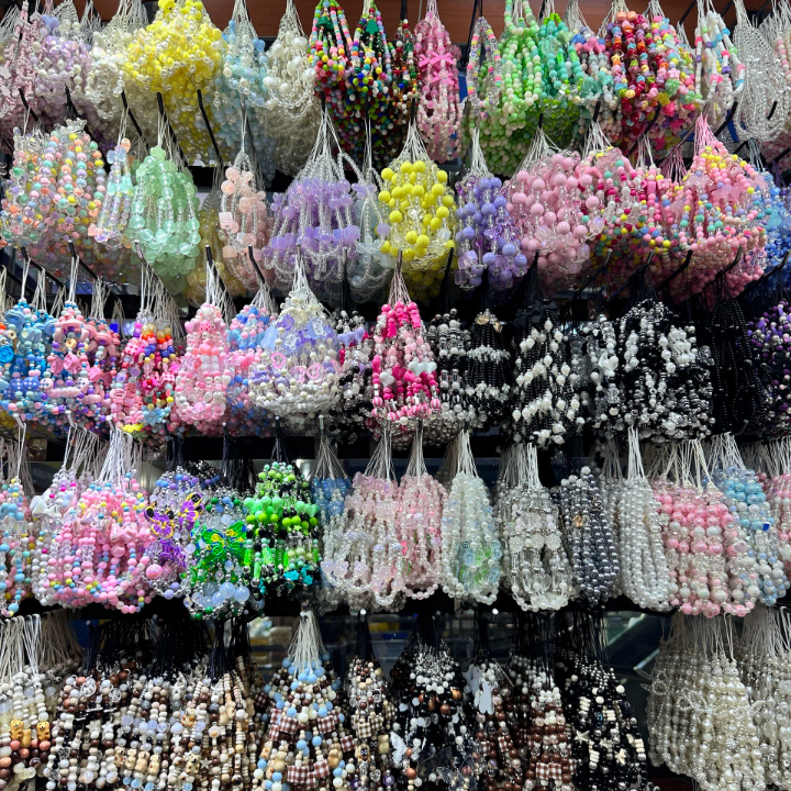 Colliers en perles colorées