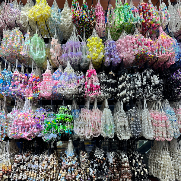 Colliers en perles colorées