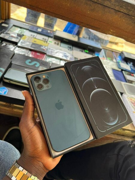 iPhone 12 pro max 128 giga avec carton