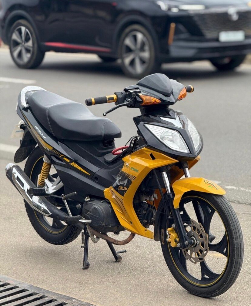 Moto sportive Apsonic jaune