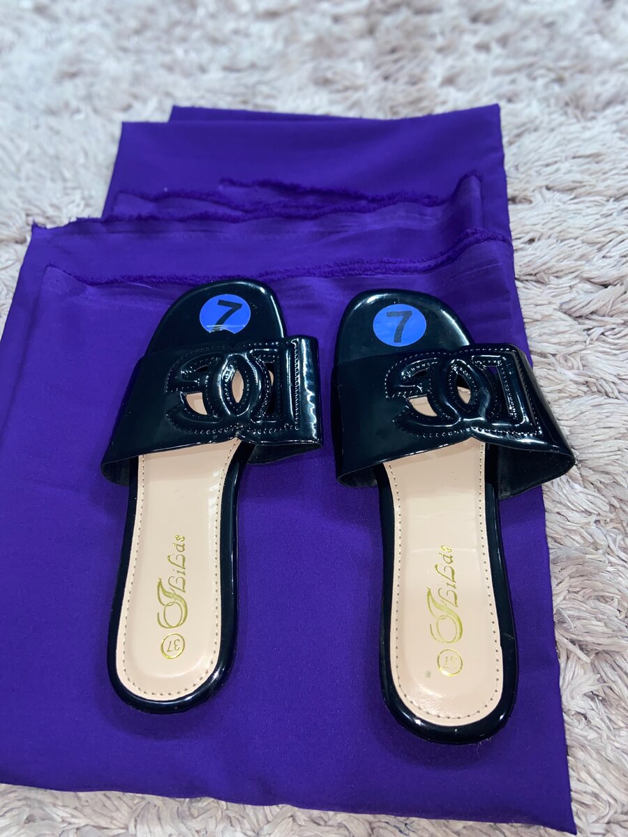 Sandales élégantes avec la jup