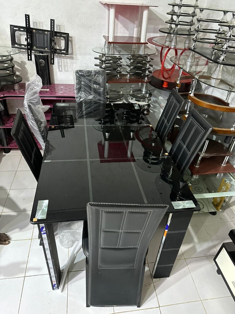 Table à manger en verre noire