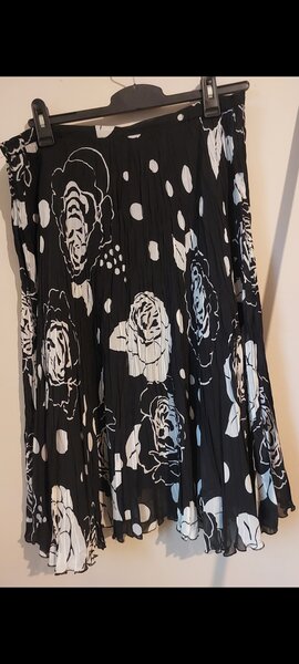 Black Knife Pleat Skirt ( Flower Print)
