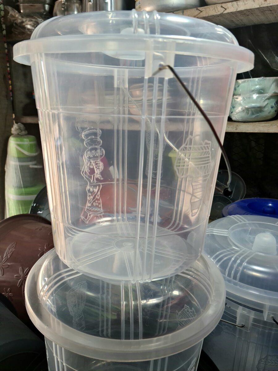 Seau en plastique transparent