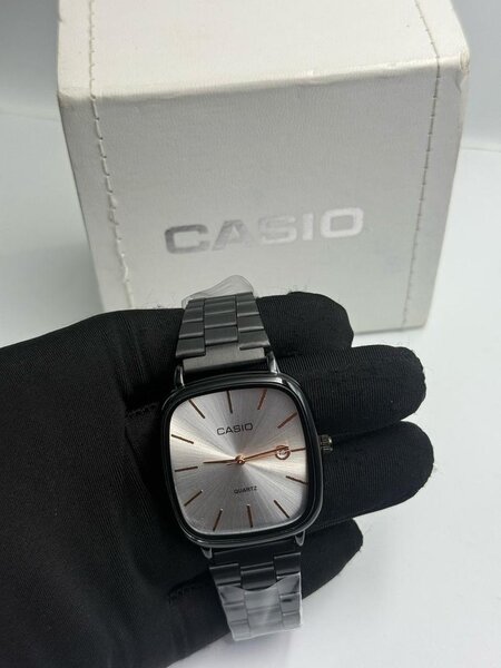 Montre Casio élégante argentée