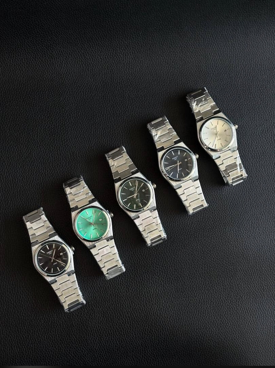 Montre élégante dorée