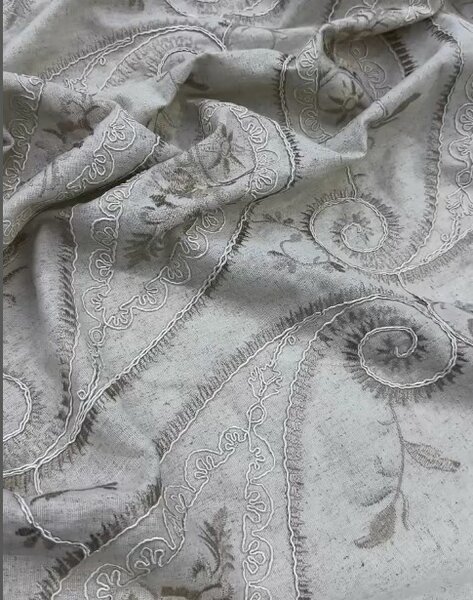 Красивая ткань с вышивкой