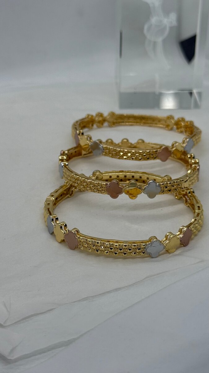 Bracelets dorés élégants