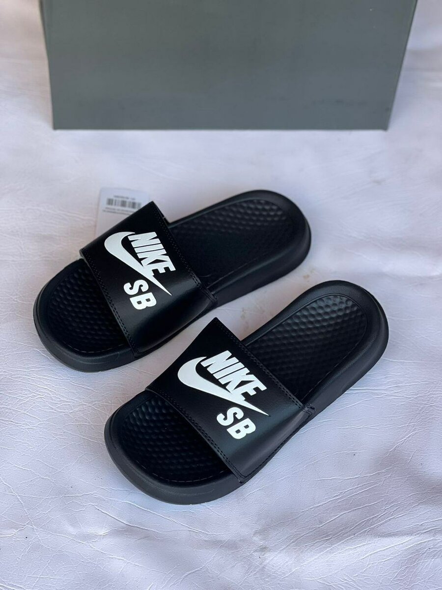 NIKE SLIPPERS