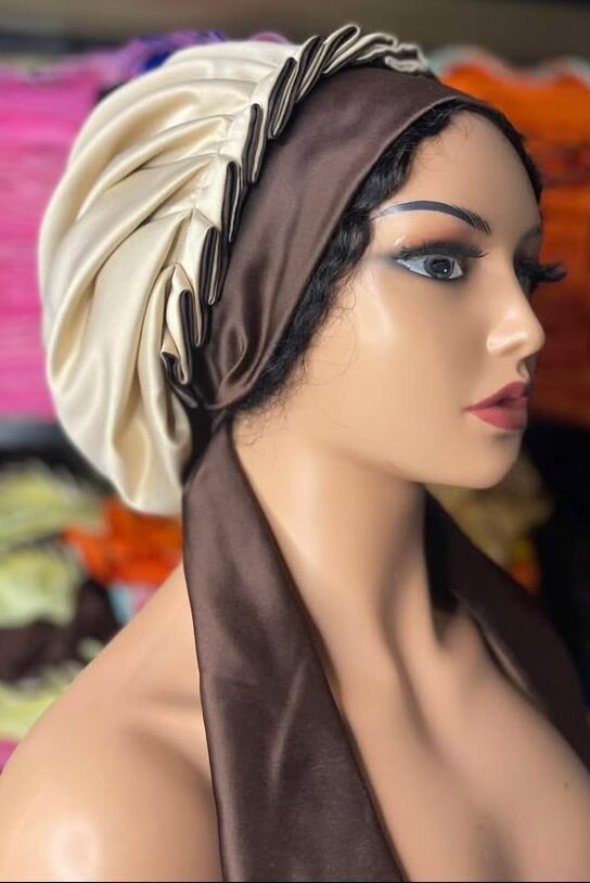 Bonnet avec attache réversible