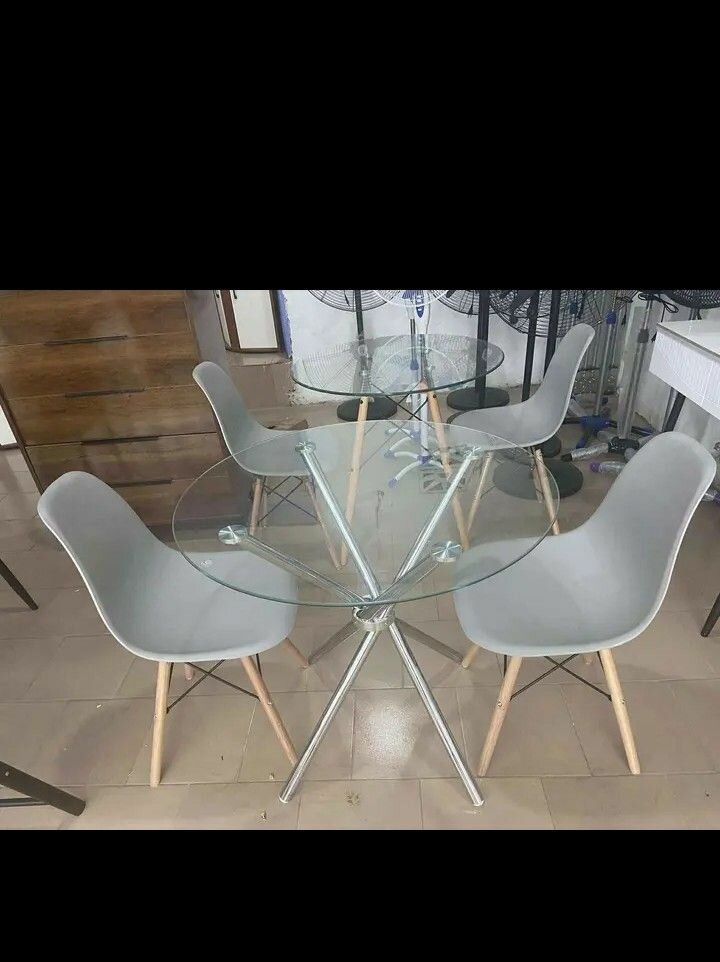 Ensemble table et chaises moderne