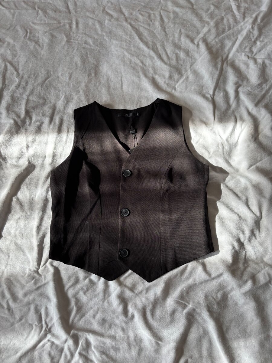 Костюм-двойка новая (жилет и юбка) S и М размеры