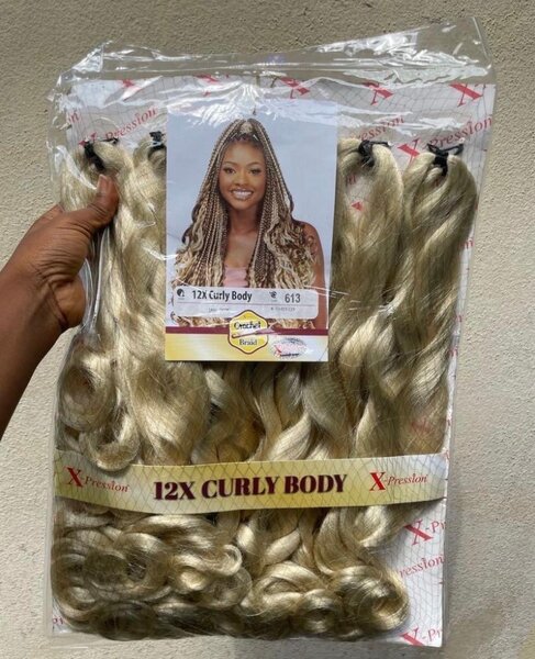 Extensions bouclées blondes