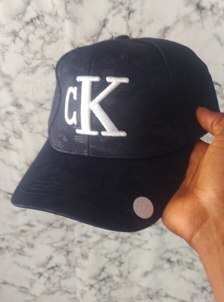 Casquette élégante CK