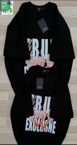 T-shirt noir à motif imprimé