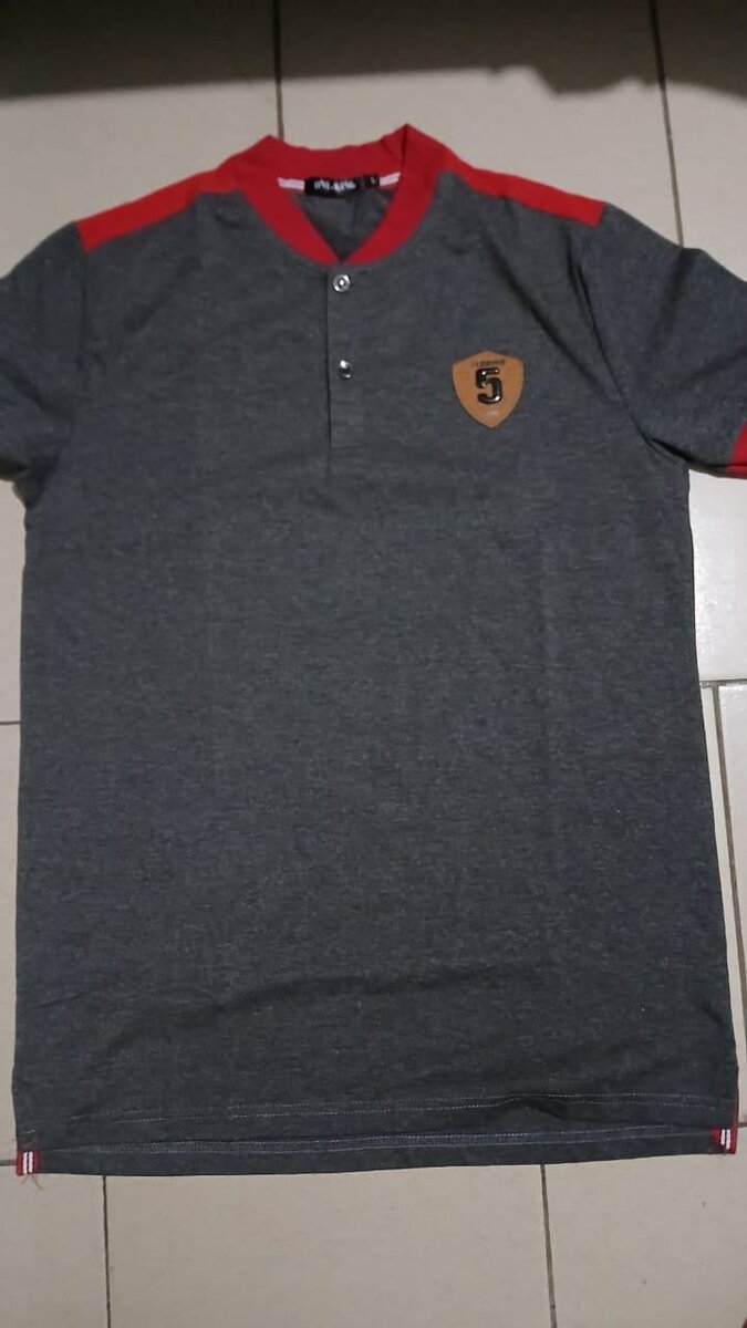 Polo homme gris rouge élégant