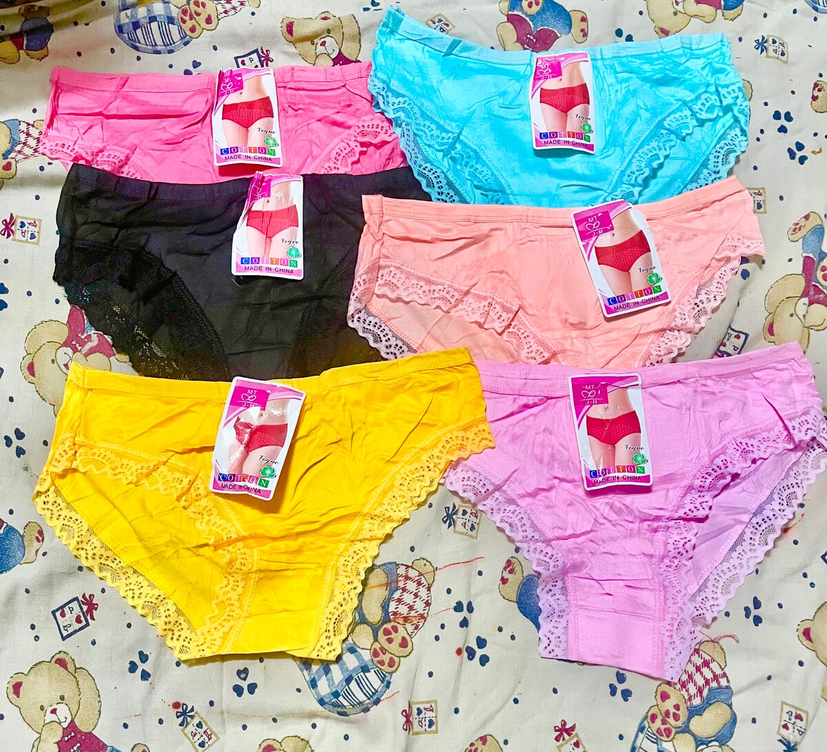 Culottes en dentelle colorées