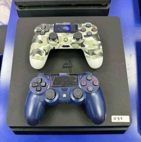 Console PS4 Slim avec Manettes