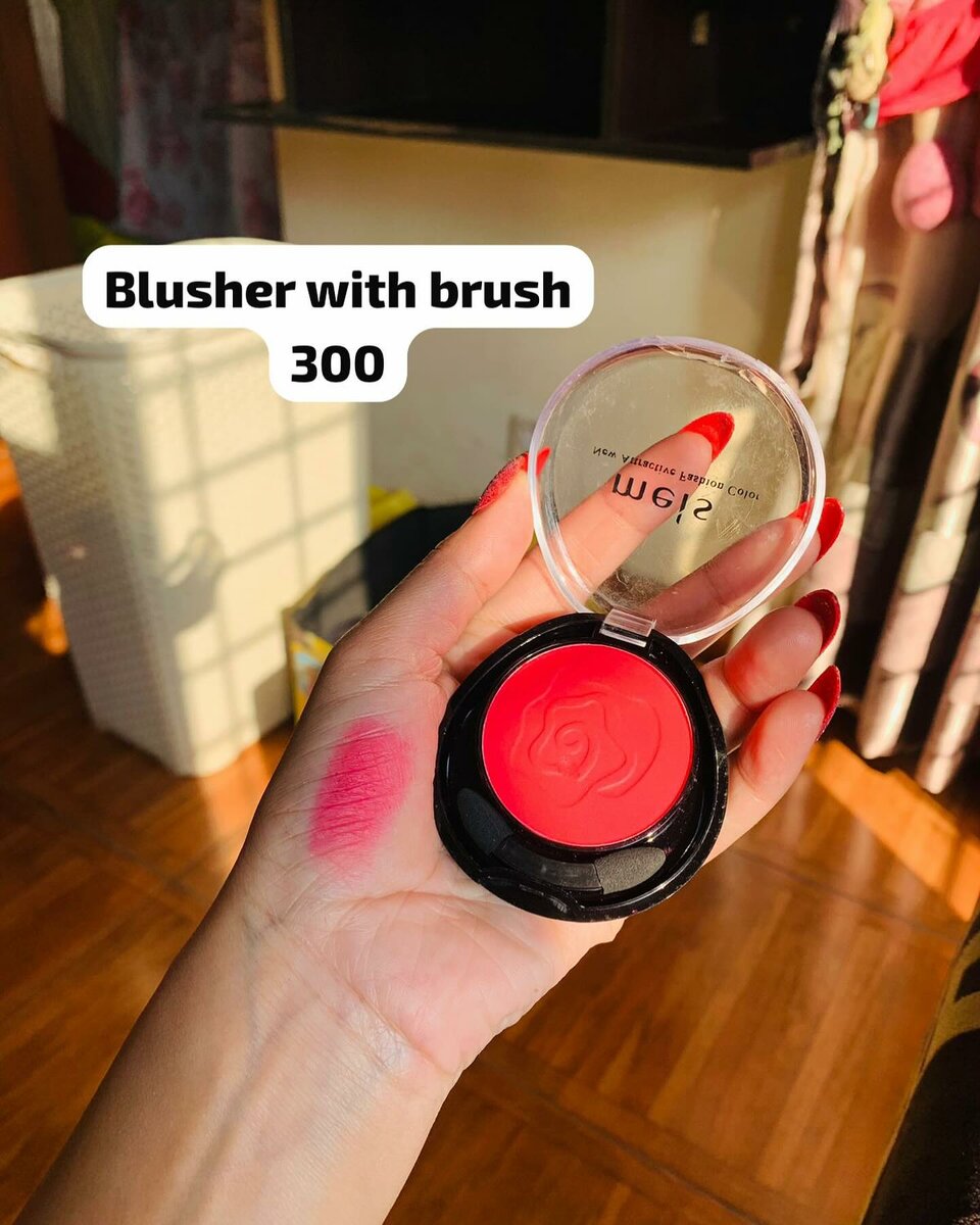 Blusher with brush 