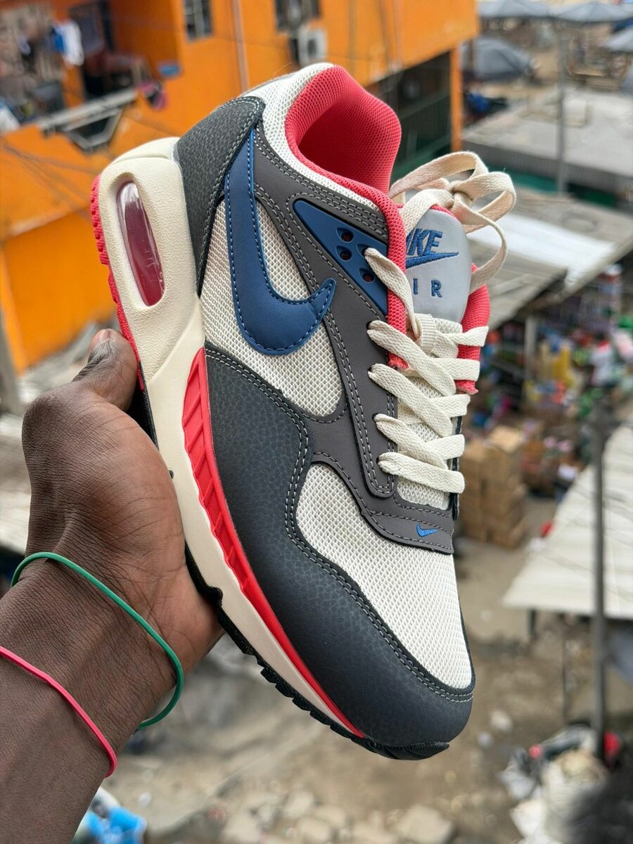 NIke Air Max Ivo dans carton