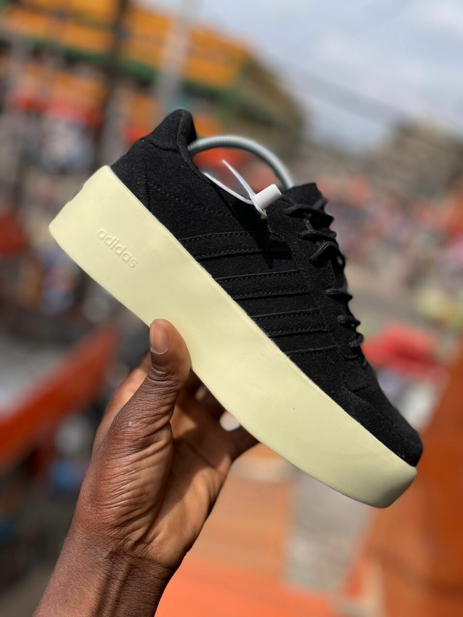 Baskets noires Adidas moderne