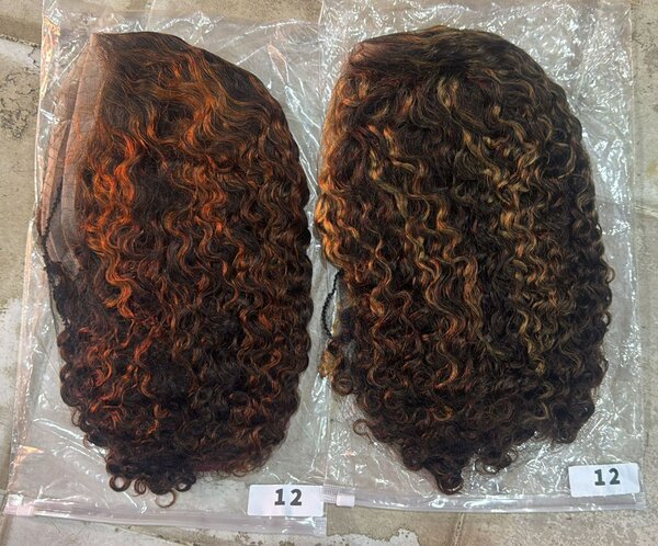 Perruque en dentelle bouclée