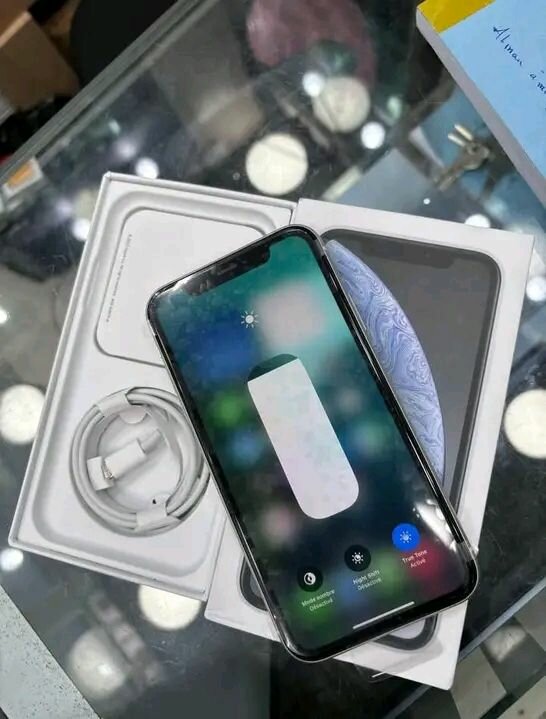 iPhone Blanc Neuf avec Accessoires