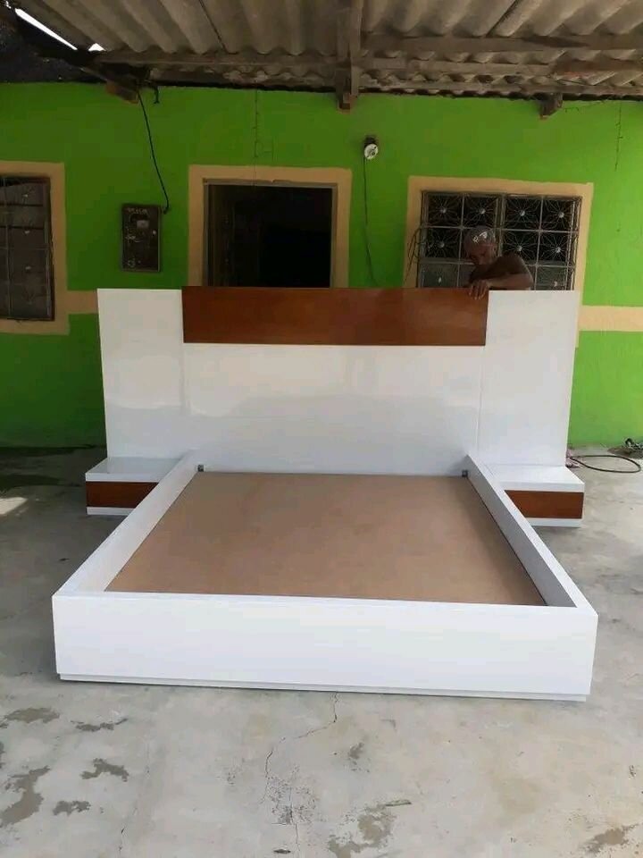 Lit double moderne en bois