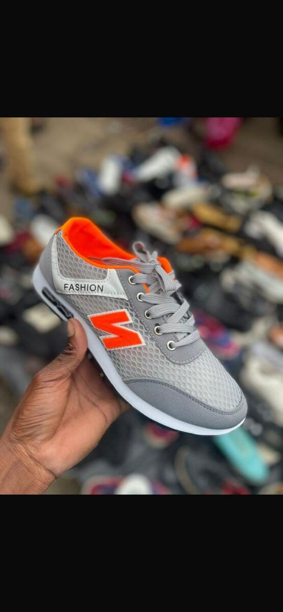 Chaussures de sport grises