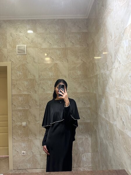 Платье с накидкой