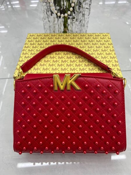 Sac à main clouté MK élégant