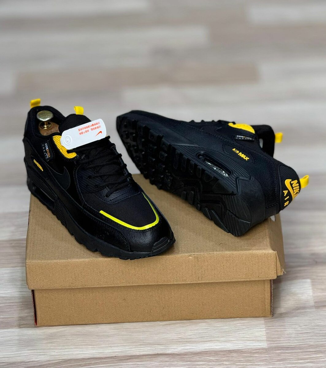 Baskets noires et jaunes tendance