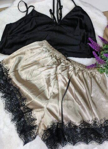 Ensemble satin et dentelle