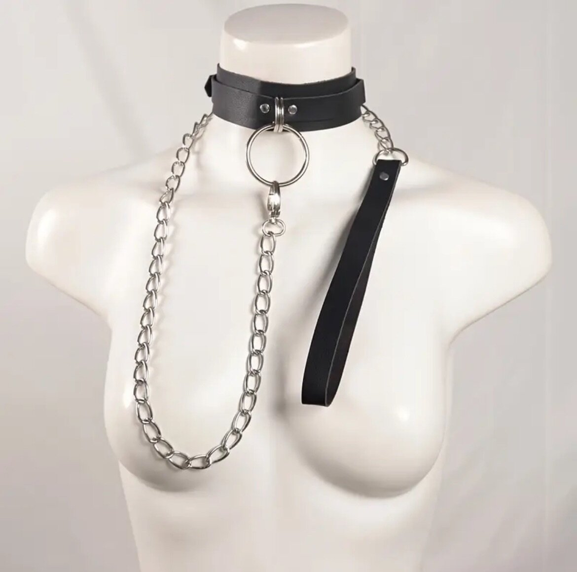 Collier BDSM en cuir élégant