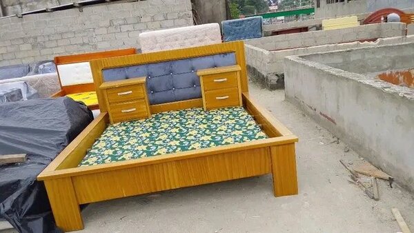 Lit double en bois moderne