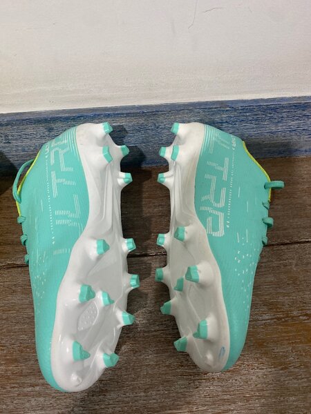 Crampons puma ultra signé par Bisouma