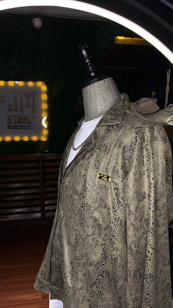 Chemise à motif serpent