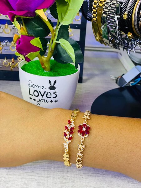 Fashionable women's bracelets