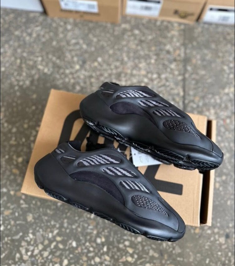 Adidas Yeezy 700 v3